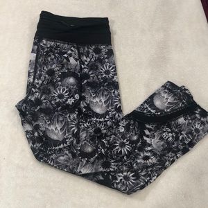 Black and white lululemon leggings